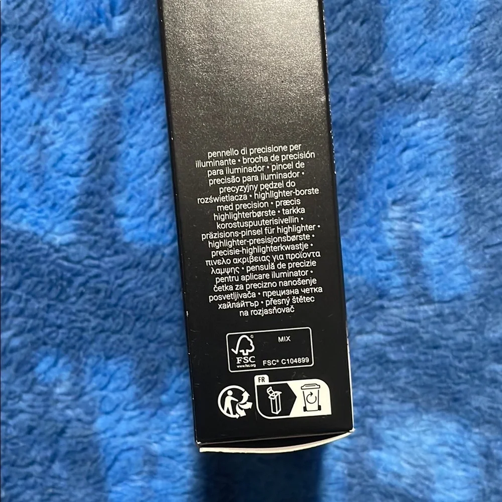 Fenty Beauty Highlighting Brush in Black and White